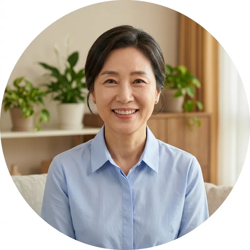 밝은 미소의 50대 중반 여성 돌봄 선생님 인물 사진